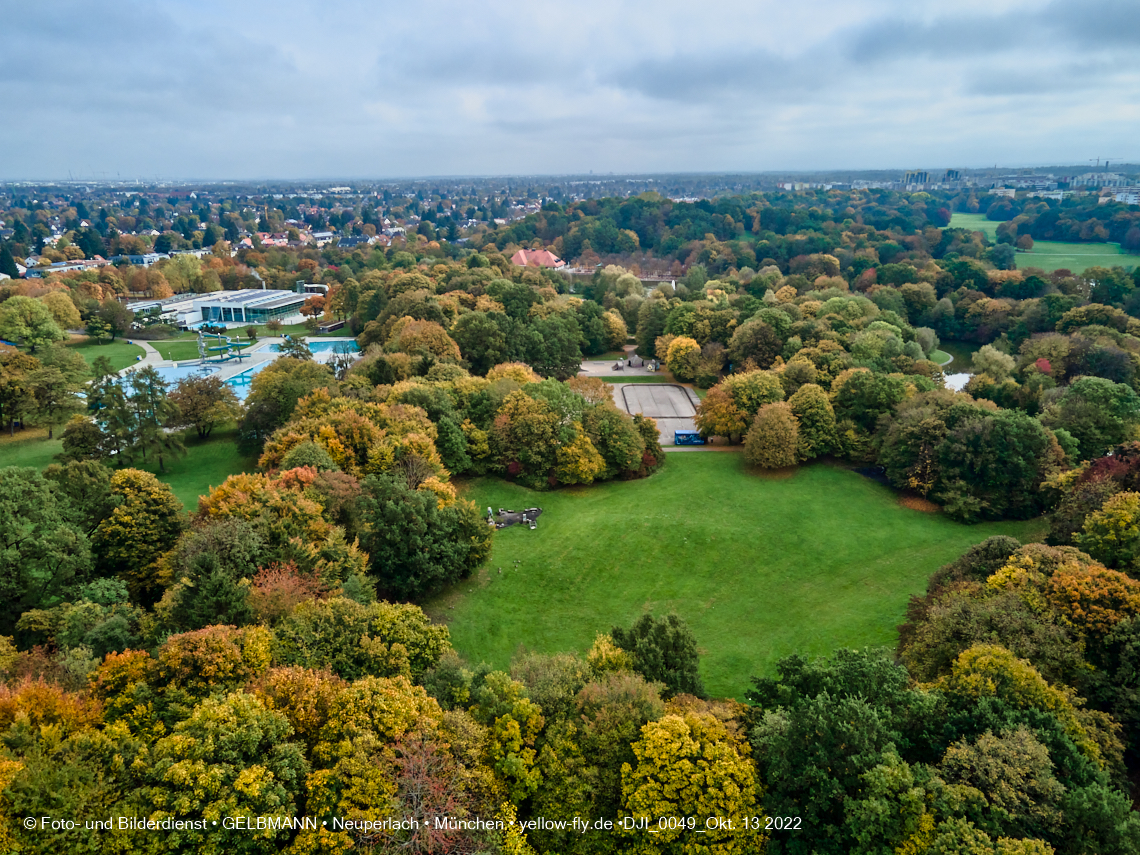 13.10.2022 - Der Ostpark mit See und Biergarten in Neuperlach 13.10.2022 - Der Ostpark mit See und Biergarten in Neuperlach